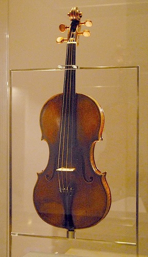 Скрипка «Cannone» работы Гварнери (1742г.), принадлежавшая Н. Паганини